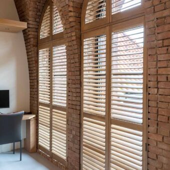 shutters gebeitst houten raamdecoratie
