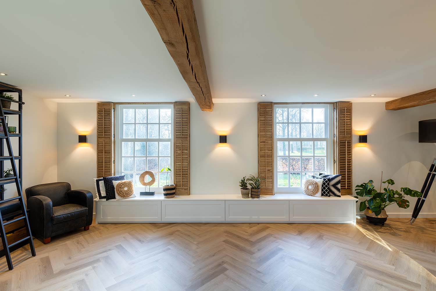 shutters raamdecoratie met geopende luiken
