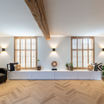 Houten shutters raambekleding woonkamer