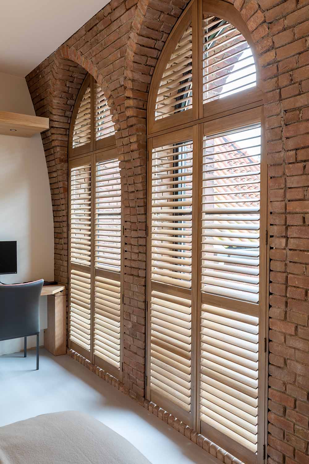 Mooie, houten shutters voor boogramen