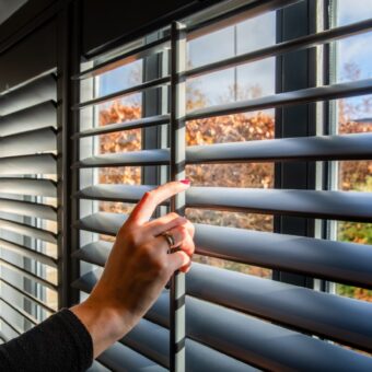 Antraciet houten shutters