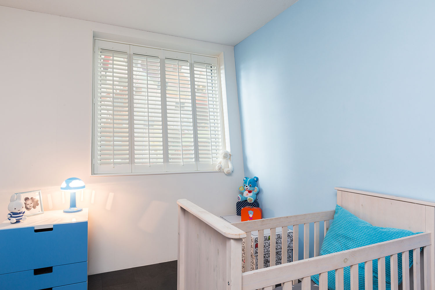 Shutters raamdecoratie in kinderkamer