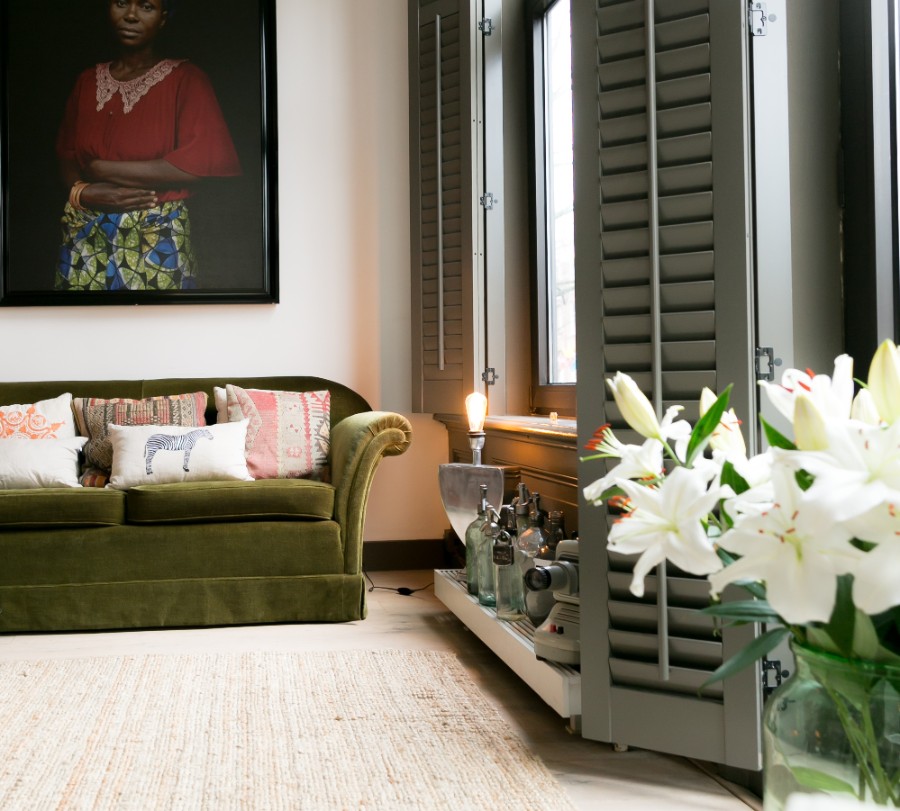 Groene shutters in woning Amsterdam