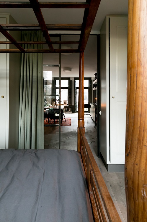 Huis Hanna Verboom met shutters op slaapkamer