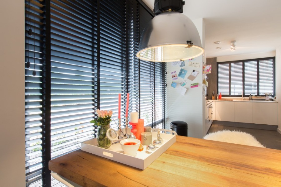 Houten jaloezieën in de eetkamer