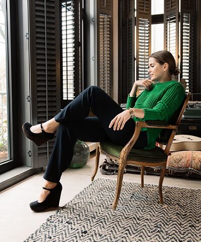 Hanna Verboom in haar huis met shutters