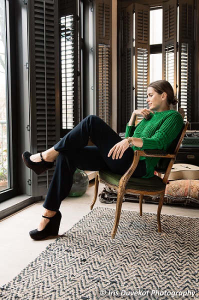 Hanna Verboom in haar huis met shutters