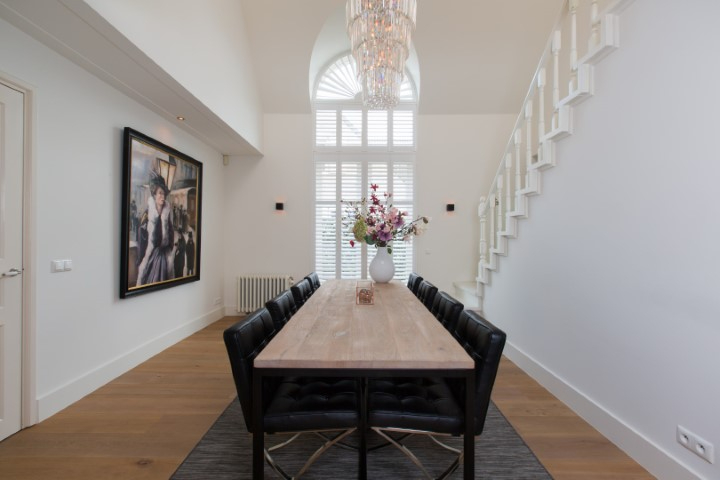 Grote eettafel met witte raambekleding