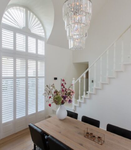 Witte shutters in hoog toograam
