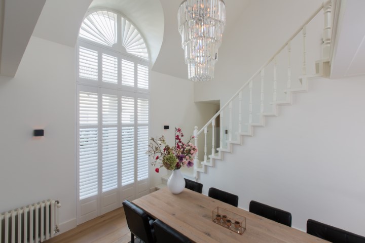 Witte shutters in hoog toograam