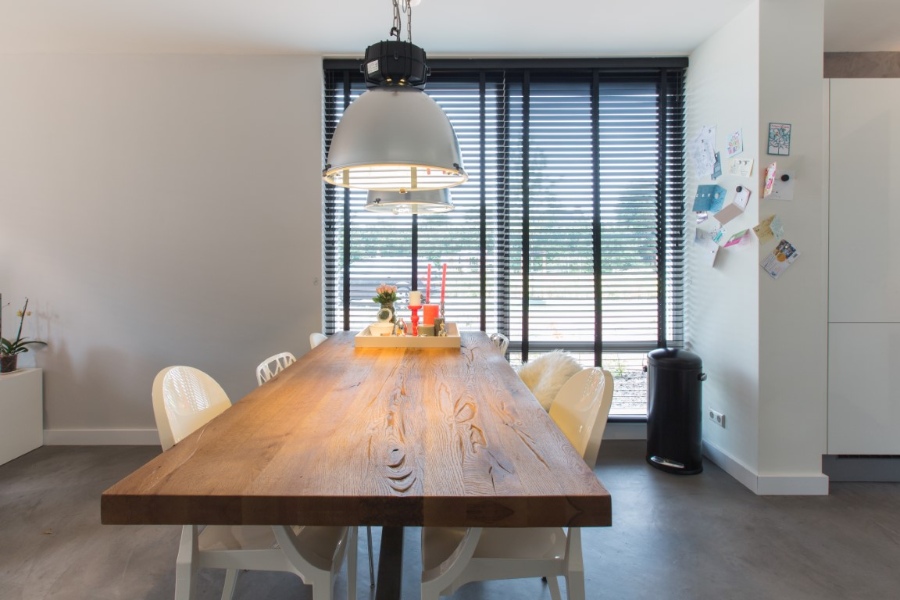 Jaloezieën en blinds bij eettafel
