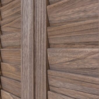 Beitskleur shutters in landelijk interieur