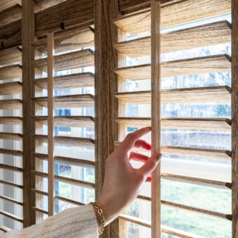 Houten shutters in beitskleur