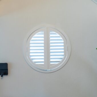 Kleine witte shutters voor raampje