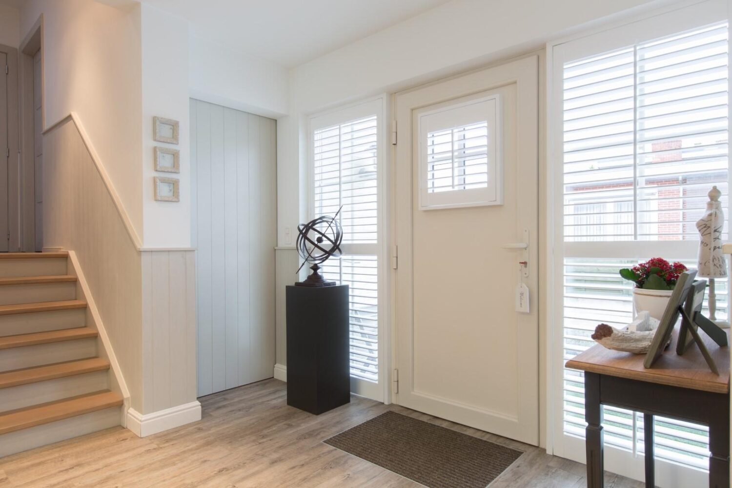 Shutters in entree en hal bij voordeur