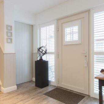 Shutters in entree en hal bij voordeur
