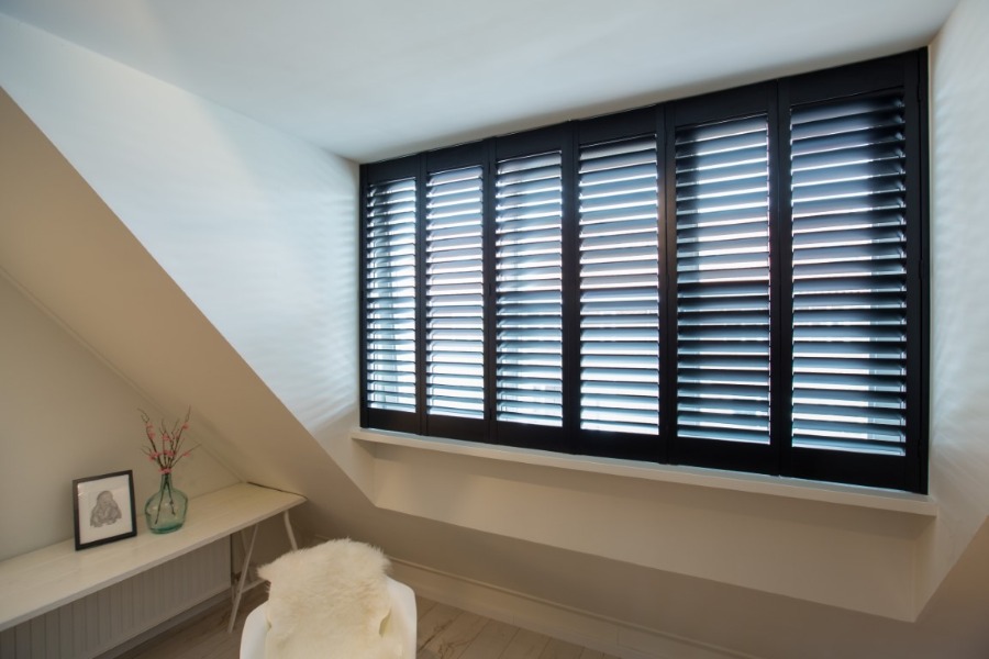 Zwarte shutters in slaapkamer