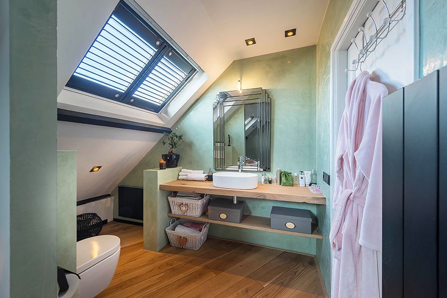 Zwarte shutters in stijlvolle badkamer