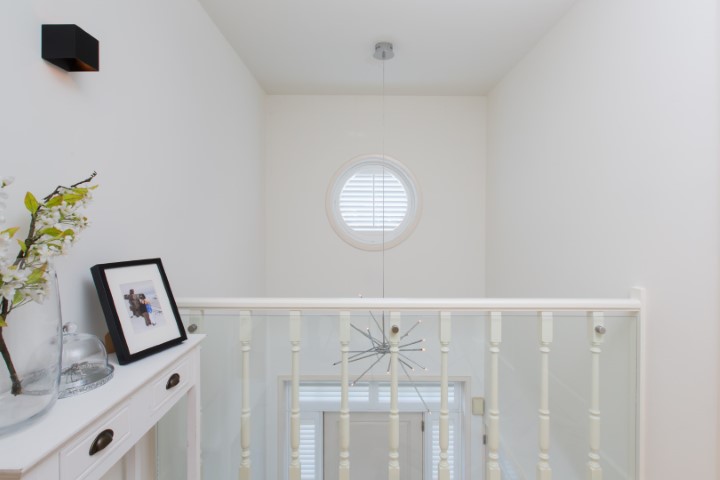 Rond raampje met witte shutters