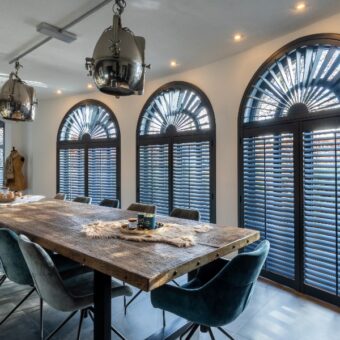 Zwarte shutters in toogramen
