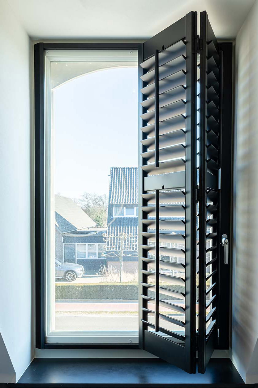 Shutters in draaikiepraam gevouwen