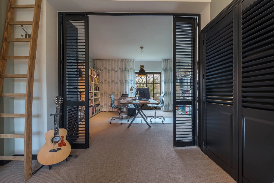 Zwarte shutters als louvredeuren in Heerlen