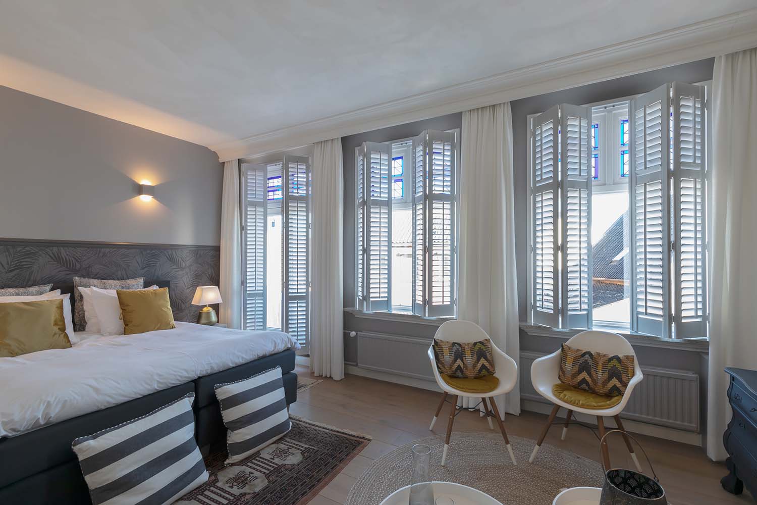 Slaapkamer met houten shutters als raambekleding