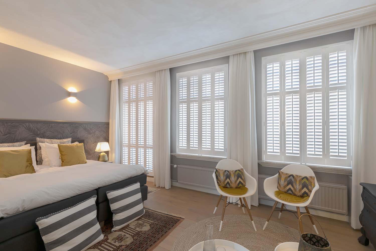 Slaapkamer met shutters raambekleding