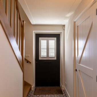 Shutters op raam van voordeur