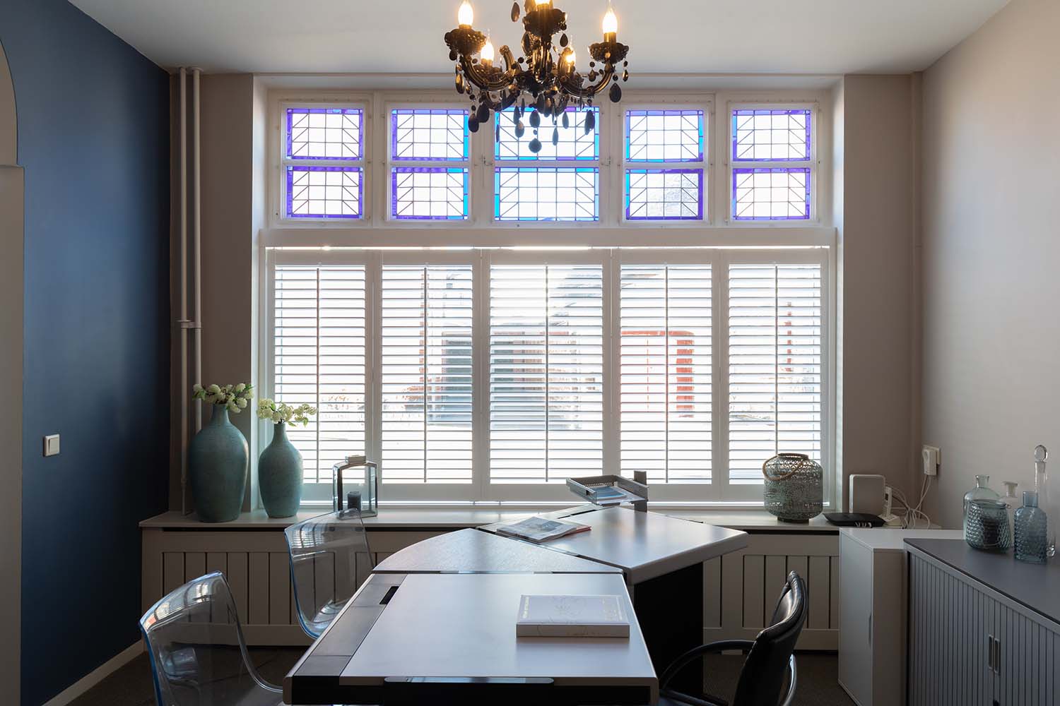 Kantoor ruimte met shutters als raamdecoratie