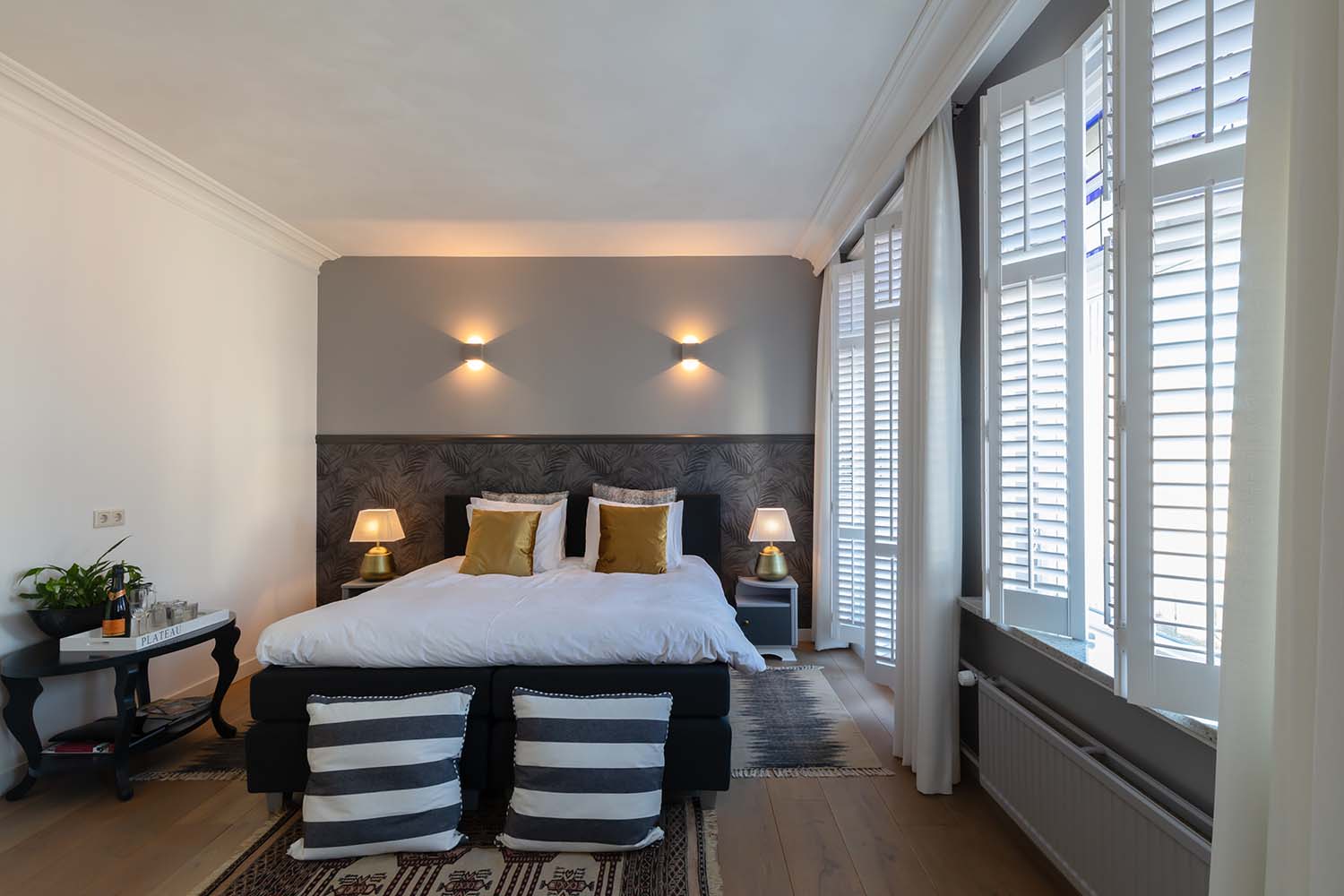 Slaapkamer met shutters raambekleding