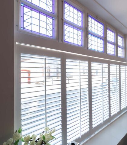 Glas-in-lood ramen met shutters raambekleding