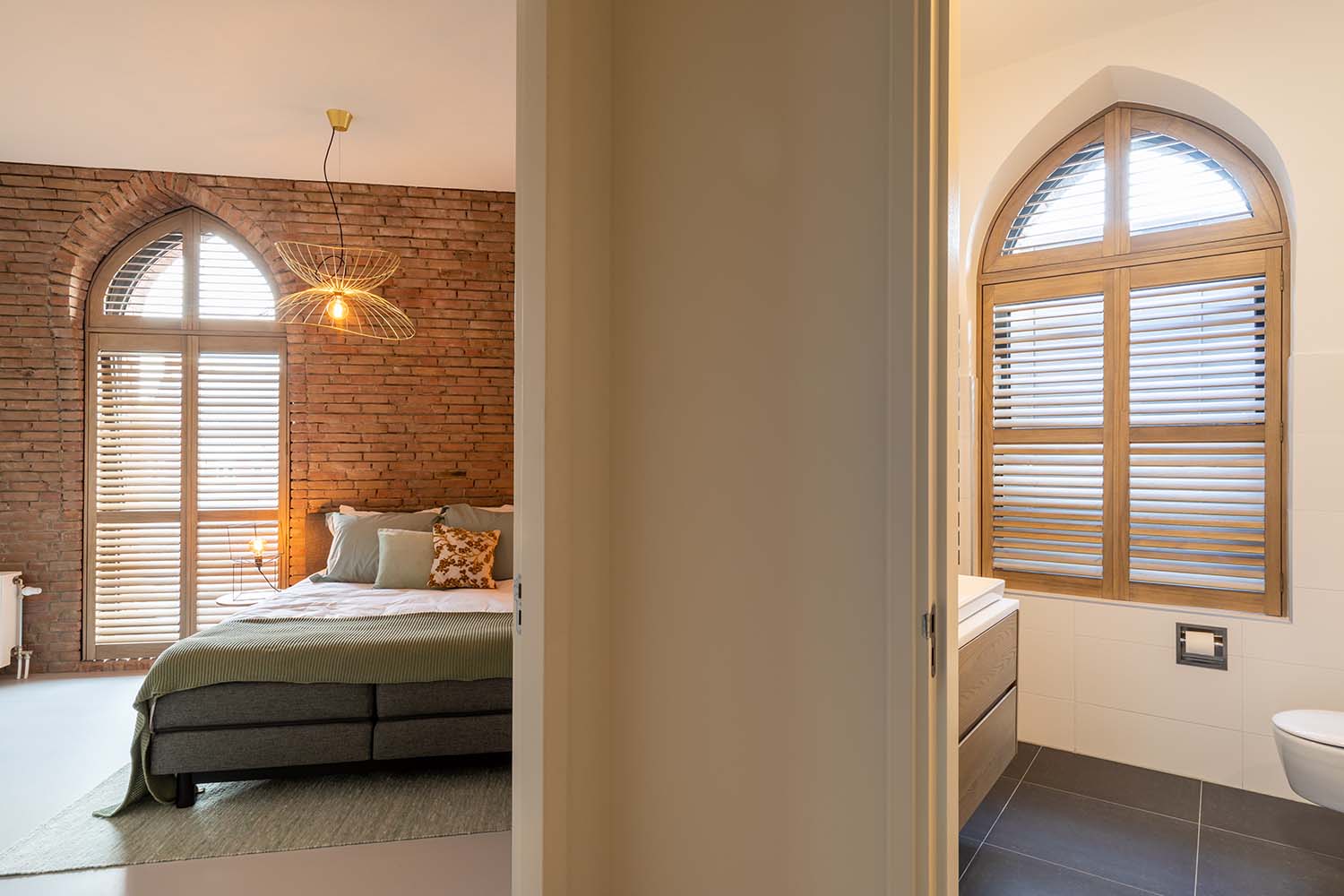 Oude kerkramen voorzien van houten shutters