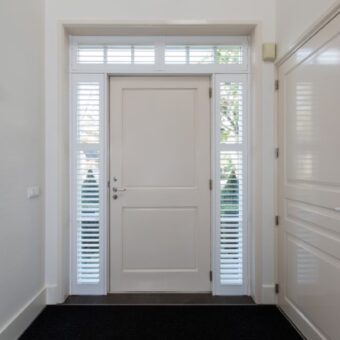 Shutters rondom voordeur