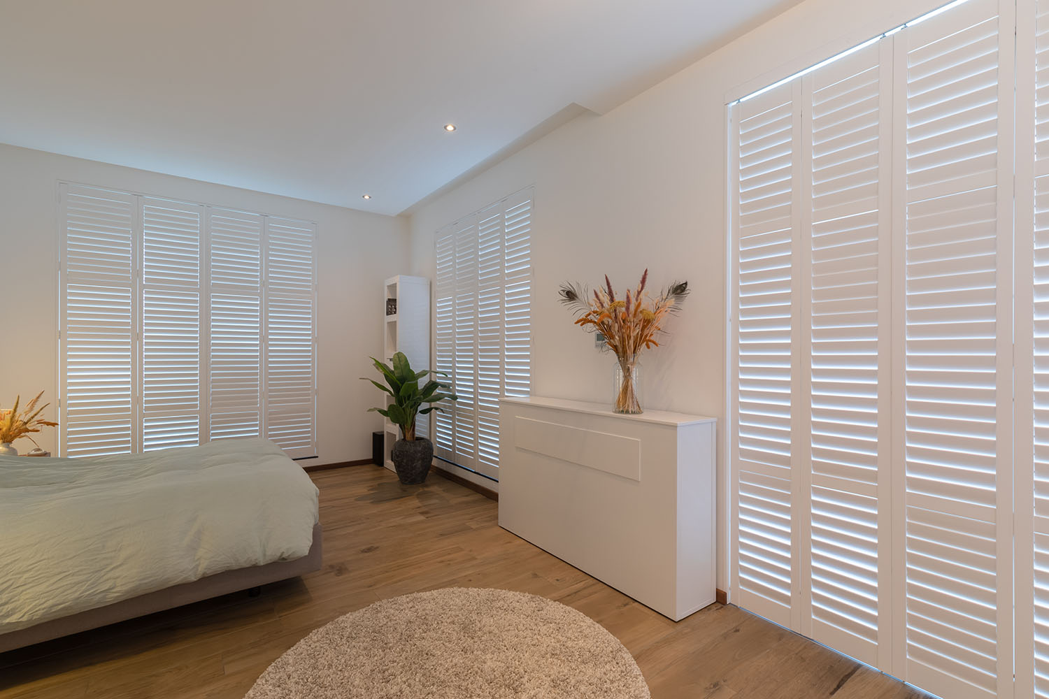 Witte shutters grotendeels verduisterend voor slaapkamer