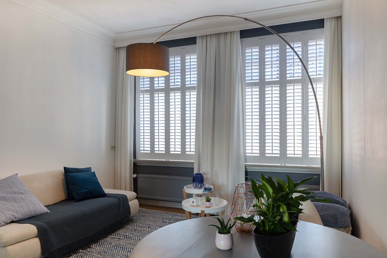 Shutters als raamdecoratie in de woonkamer