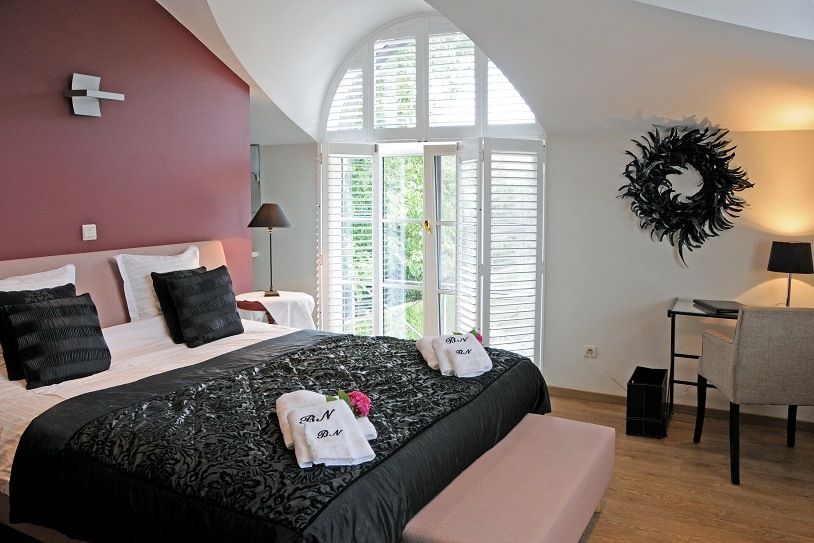 Slaapkamer met witte shutters