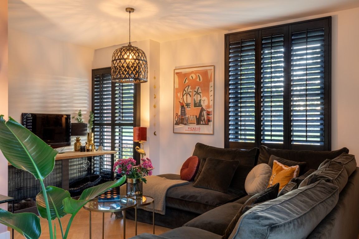Gekantelde lamellen in woonkamer