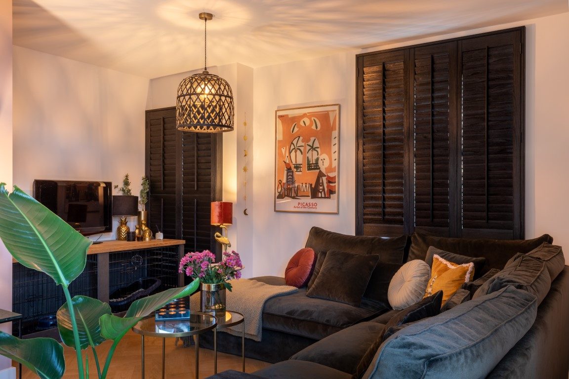 Dichte zwarte shutters in woonkamer