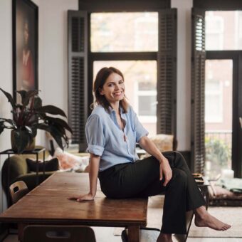 Hanna Verboom met haar groene shutters