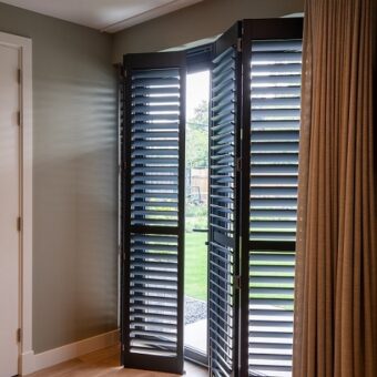 Opengeschoven shutters in antraciet kleur