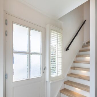 Hal of entree met witte shutters