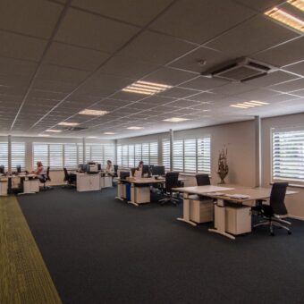 Groot kantoor met witte shutters