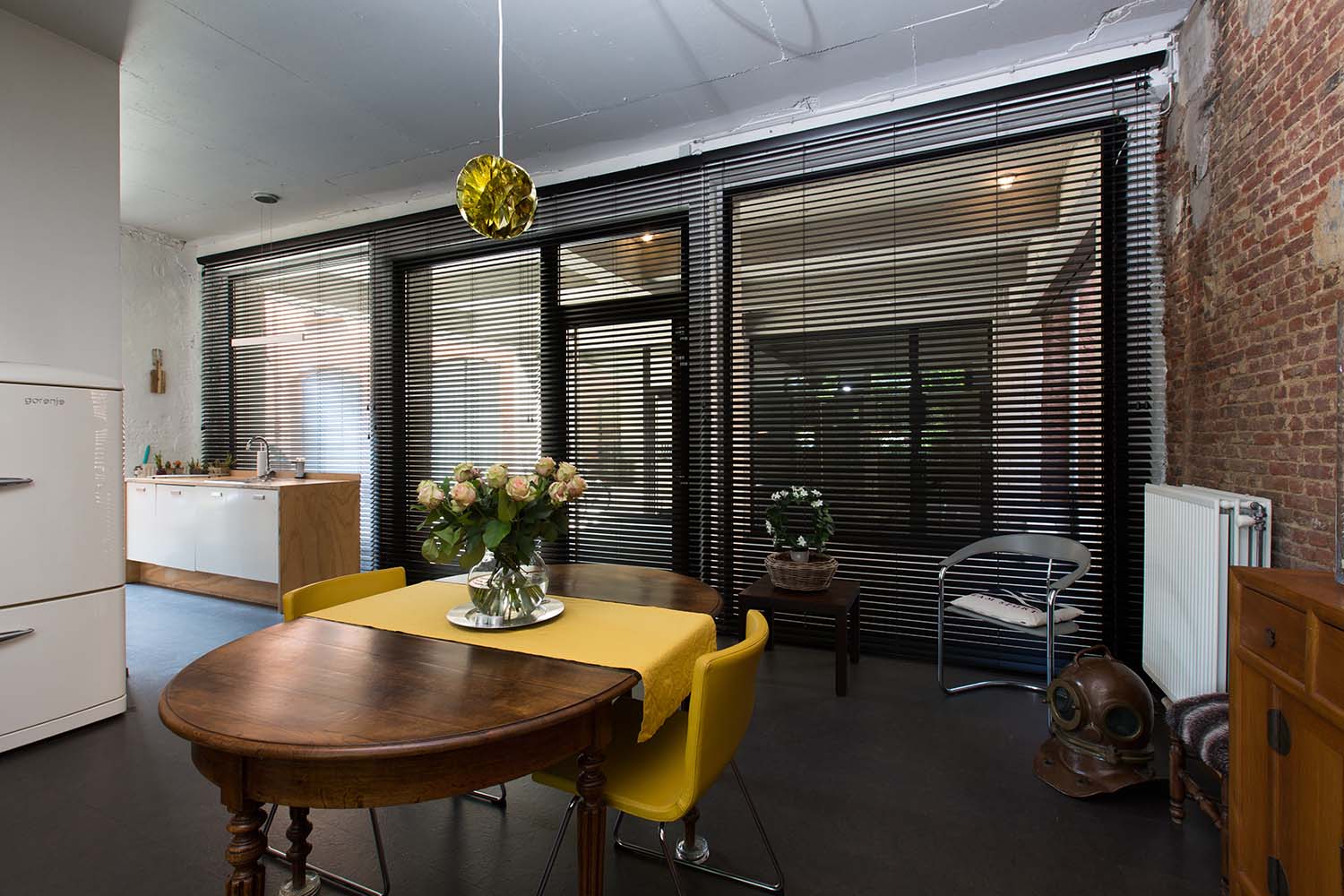 Zwarte houten blinds