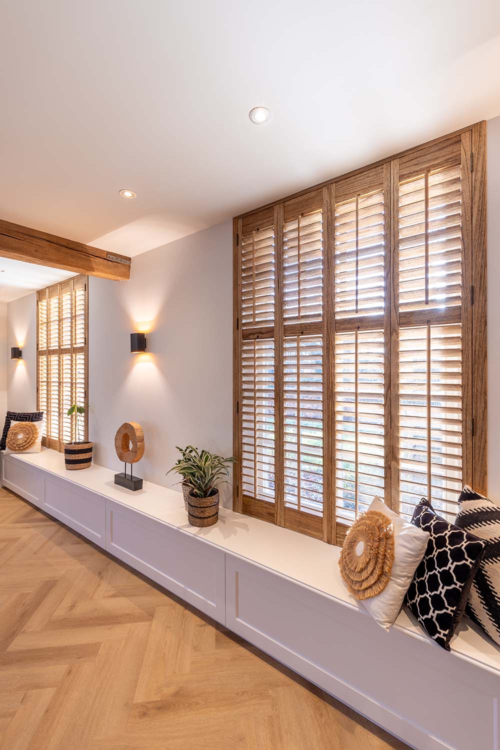 Houten shutters in beitskleur