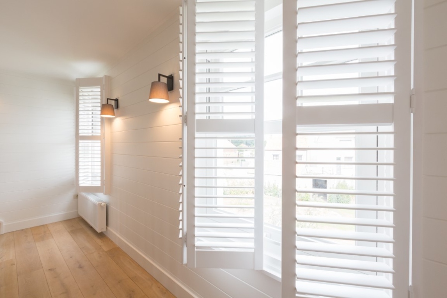 Witte houten shutters als raambekleding