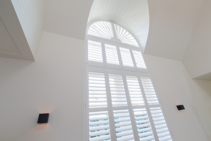 Grote witte shutters voor toogramen