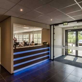Shutters op kantoor bij balie