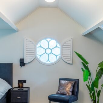 Klein raam met witte shutters