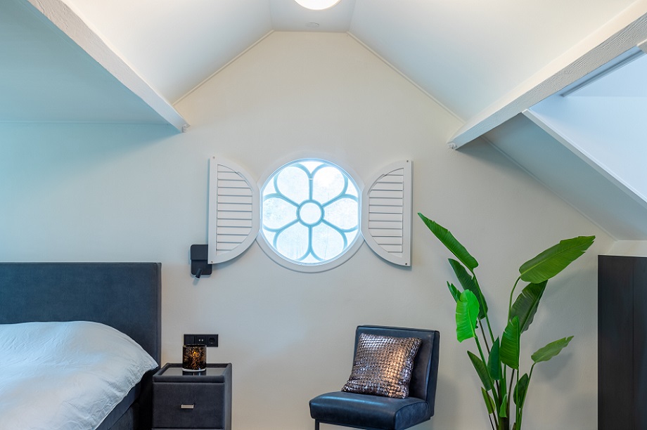 Klein rond raampje met witte shutters